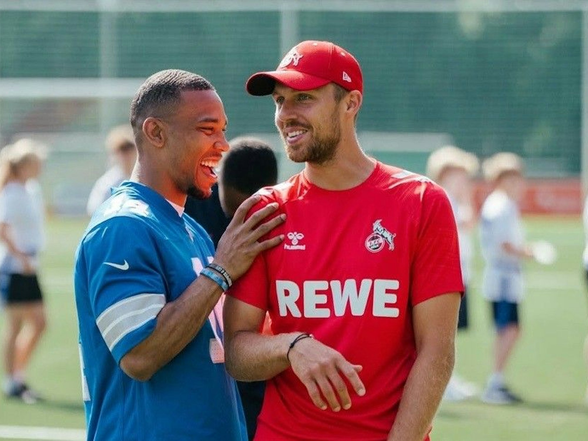 Amon-Ra St. Brown und Marvin Schwäbe bei einem NFL-Camp am Geißbockheim.