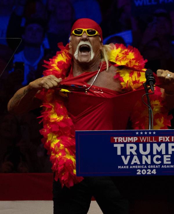 Hulk Hogan zerreißt sich sein Shirt bei einem Wahlkampf-Auftritt für Donald Trump.