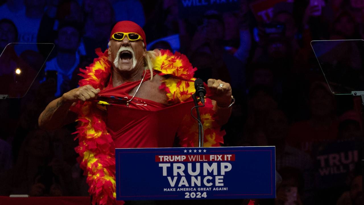 Hulk Hogan zerreißt sich sein Shirt bei einem Wahlkampf-Auftritt für Donald Trump.