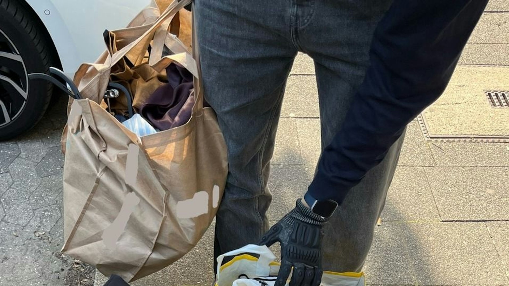 Auf einem Tisch ausgebreitete Kleidung, die von der Polizei sichergestellt wurde.