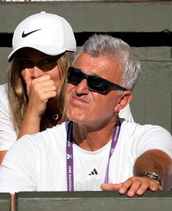 Paula Badosa und Apostolos Tsitsipas sitzt hinter Apostolos Tsitsipas in der Box.