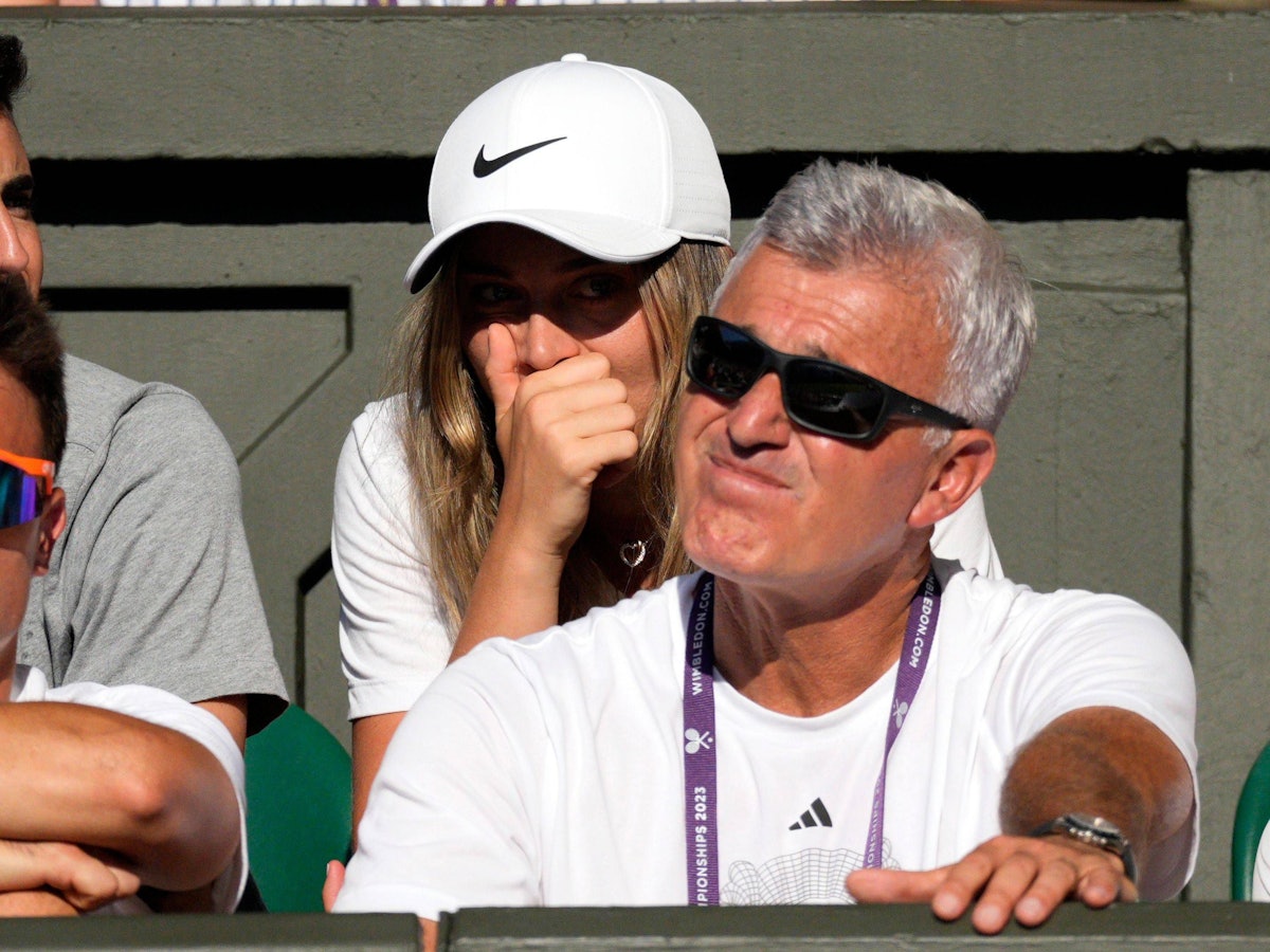 Paula Badosa und Apostolos Tsitsipas sitzt hinter Apostolos Tsitsipas in der Box.