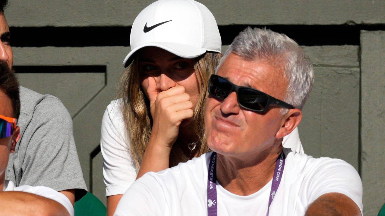 Paula Badosa und Apostolos Tsitsipas sitzt hinter Apostolos Tsitsipas in der Box.