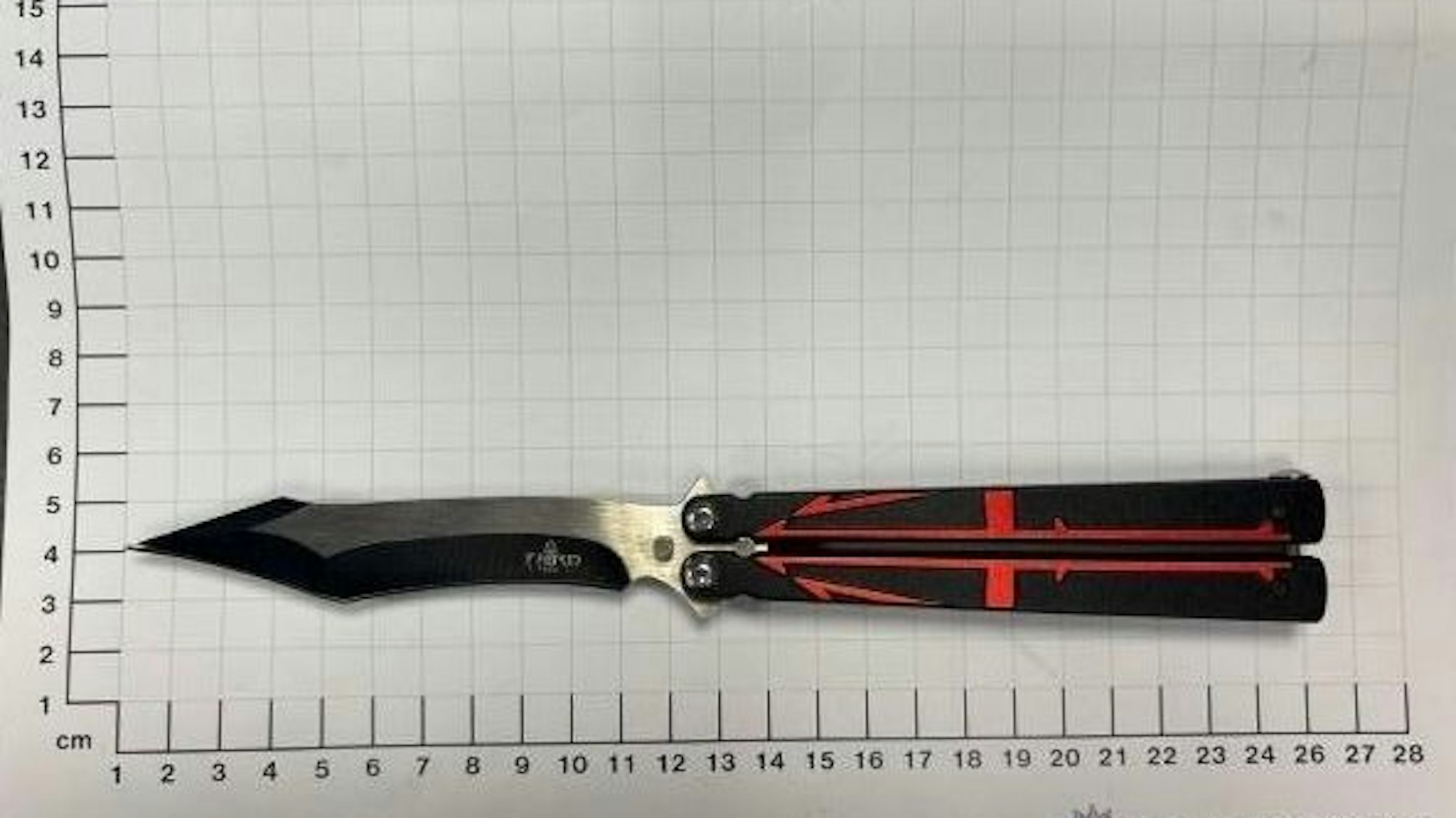 Ein Butterflymesser liegt auf einem Tisch.