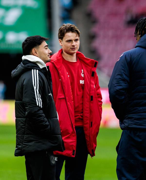 Jens Castrop unterhält sich mit mehreren FC-Profis.