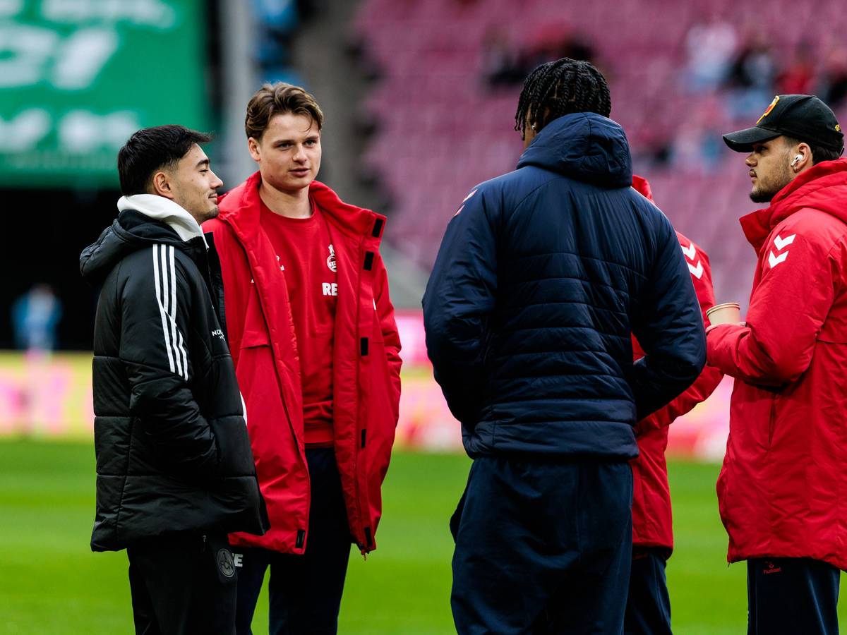 Jens Castrop unterhält sich mit mehreren FC-Profis.