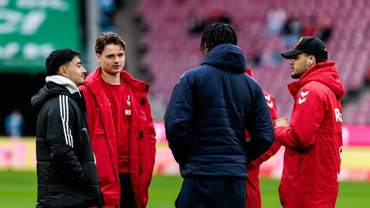 Jens Castrop unterhält sich mit mehreren FC-Profis.