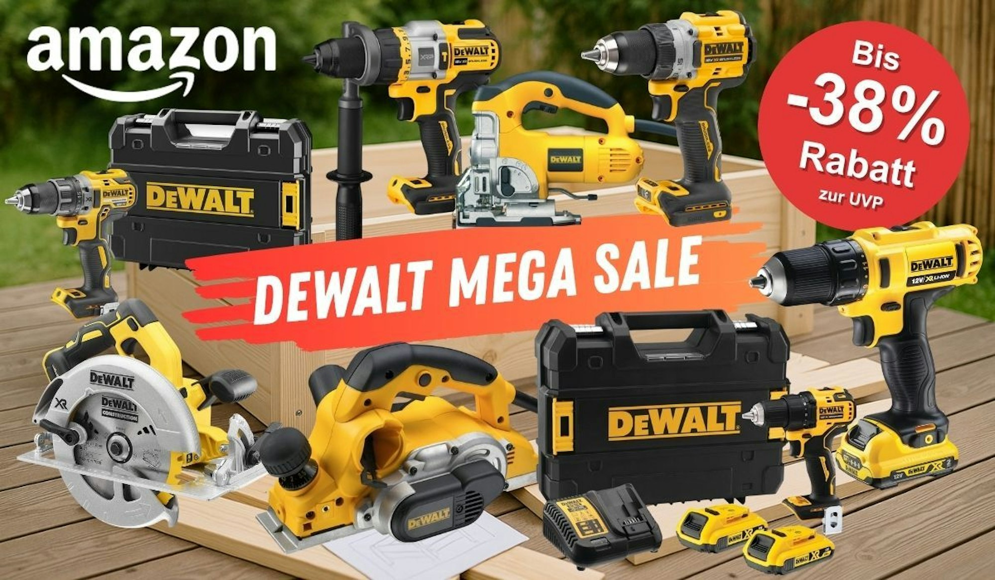 DeWalt Akku-Bohrschrauber und weitere Werkzeuge wie Kreissäge, Stichsäge und Elektrohobel vor einer Holzterrasse im Bau in einem Garten.