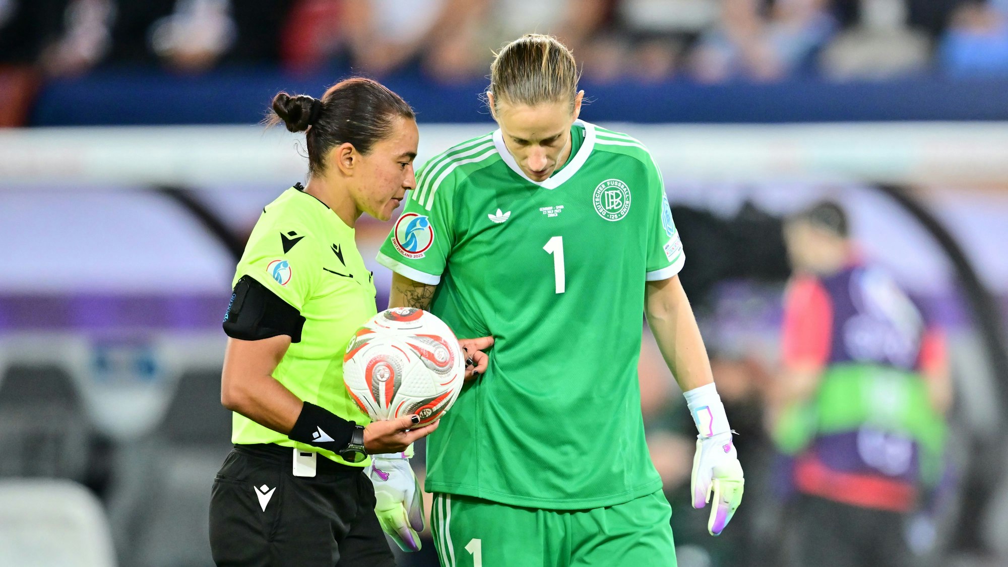 Schiedsrichterin Edina Alves Batista spricht im Halbfinale der Frauen-EM mit Deutschlands Torhüterin Ann-Katrin Berger.
