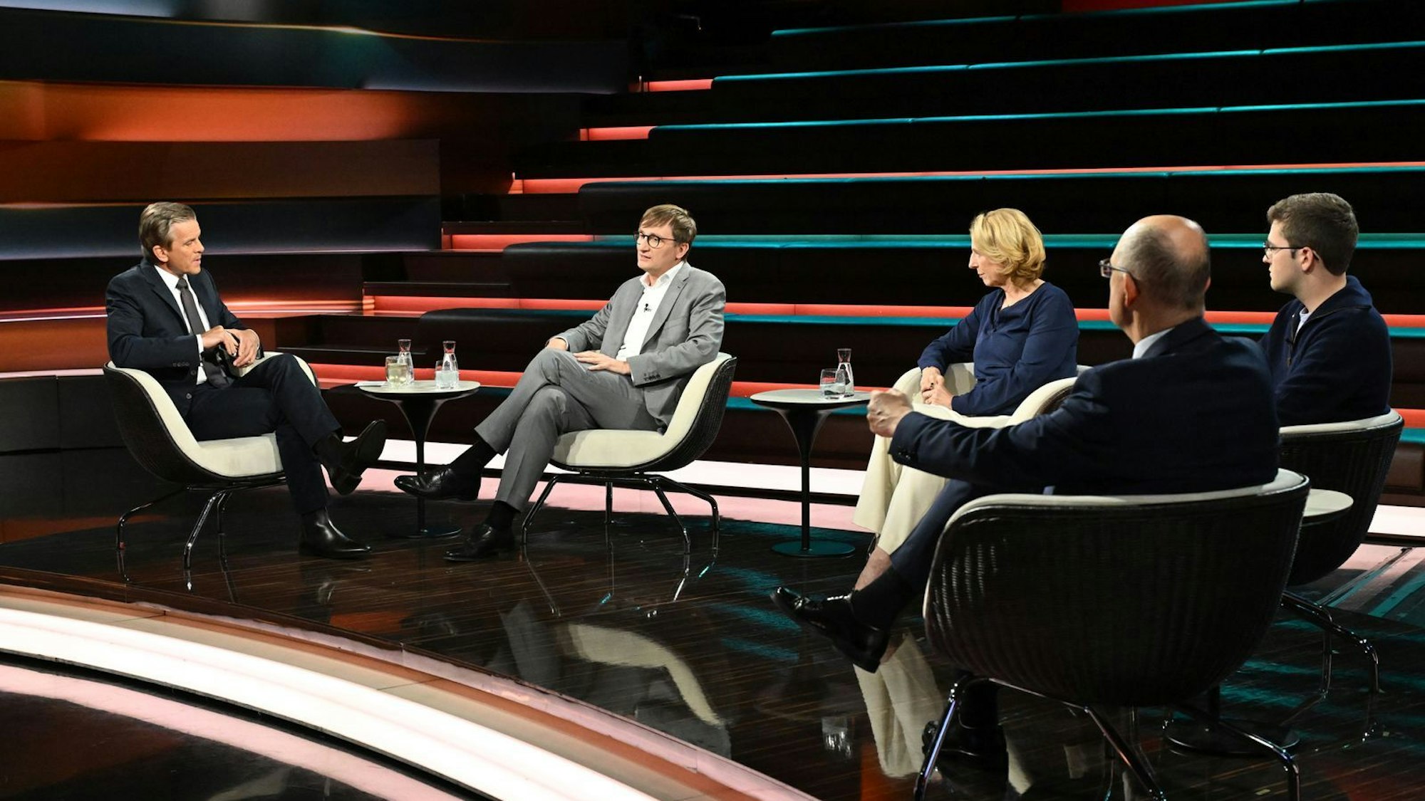 Bei „Markus Lanz“ ging der ZDF-Moderator am Mittwochabend der Frage auf den Grund, was Krieg wirklich bedeutet. (Bild: ZDF / Cornelia Lehmann)