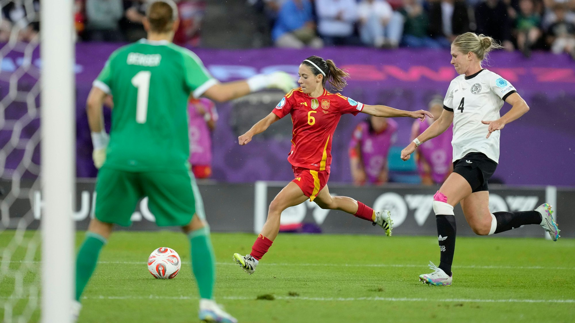 Aitana Bonmatí erwischt Ann-Katrin Berger mit ihrem Tor ins kurze Eck auf dem falschen Fuß.