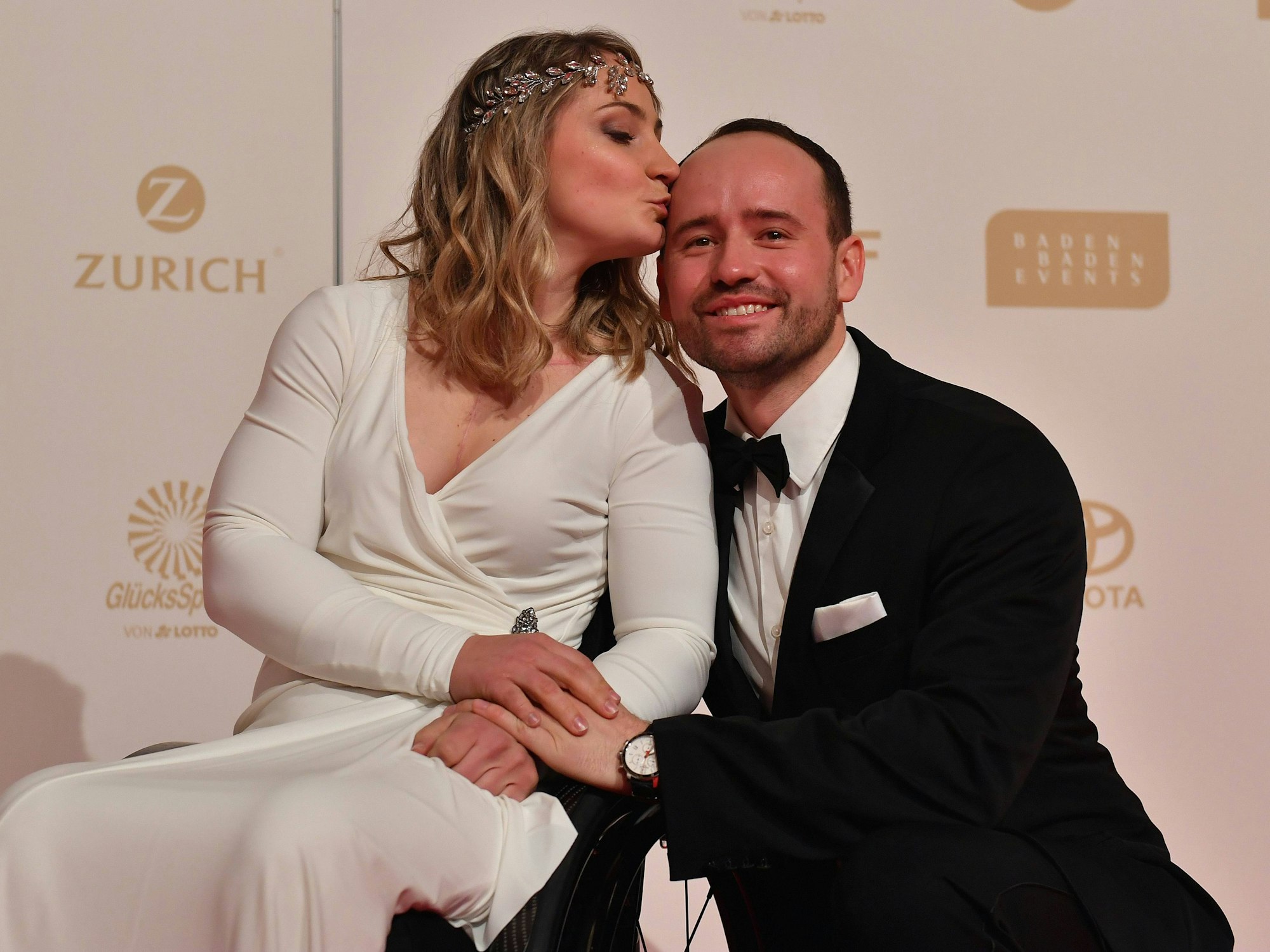 Kristina Vogel küsst ihren Partner Michael auf die Stirn.