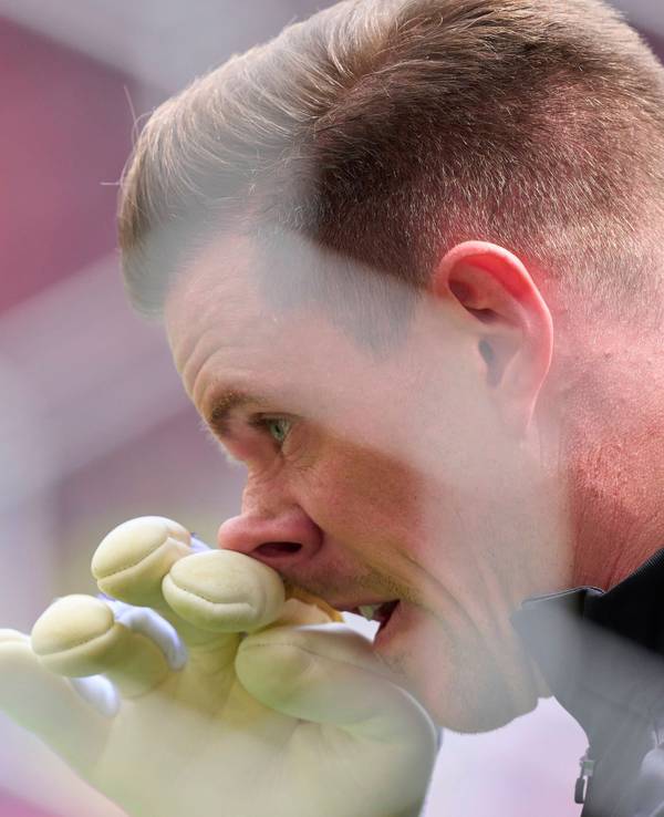 Marc-André ter Stegen fasst sich an die Nase.