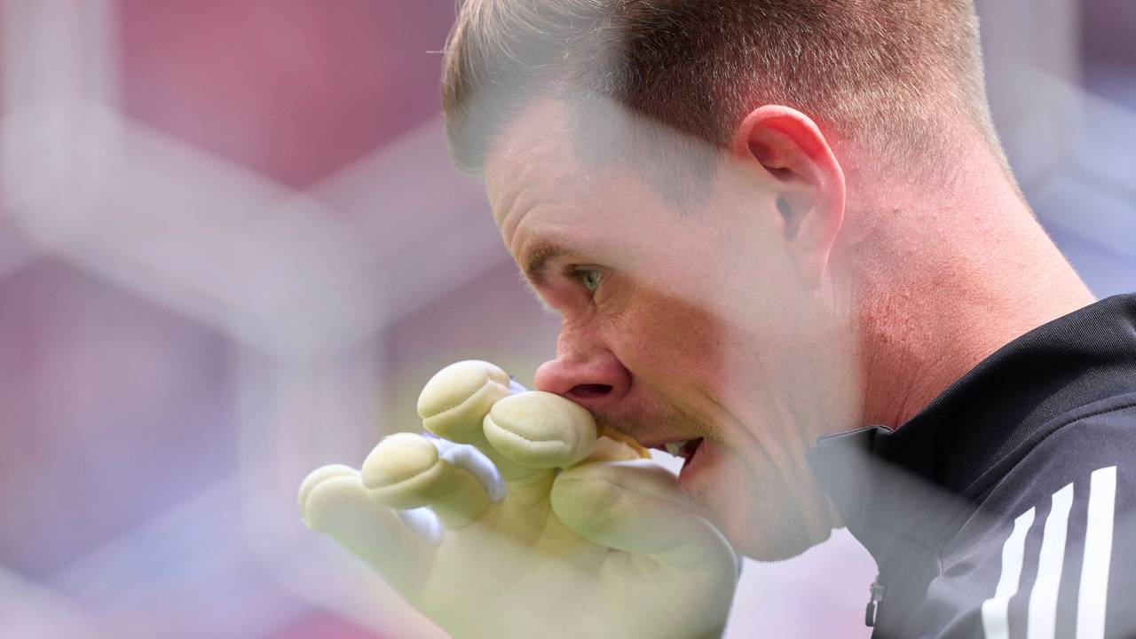 Marc-André ter Stegen fasst sich an die Nase.