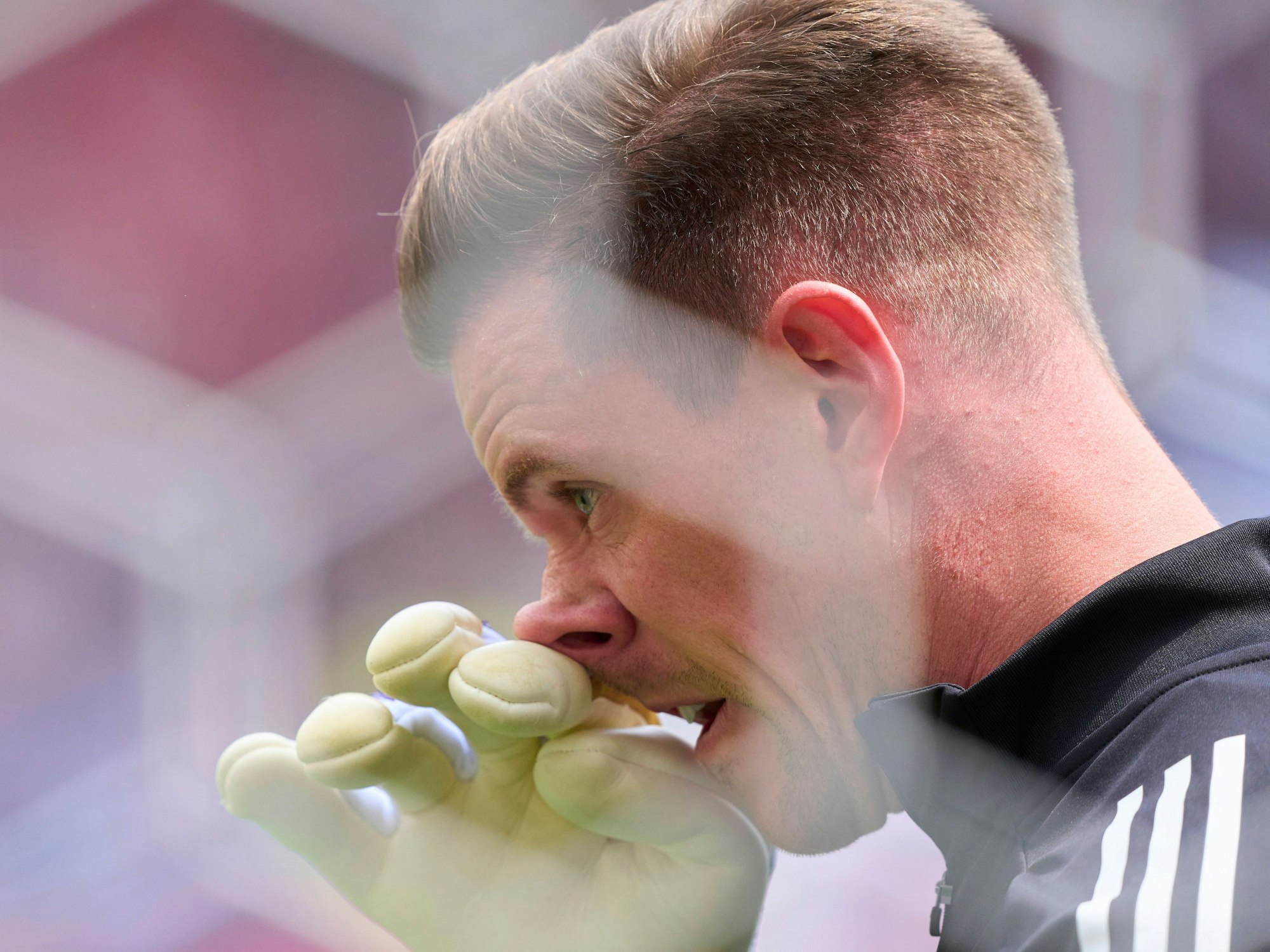 Marc-André ter Stegen fasst sich an die Nase.