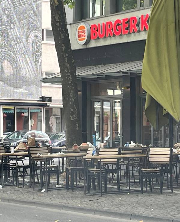 Der zugemüllte Burger King auf dem Hohenzollernring