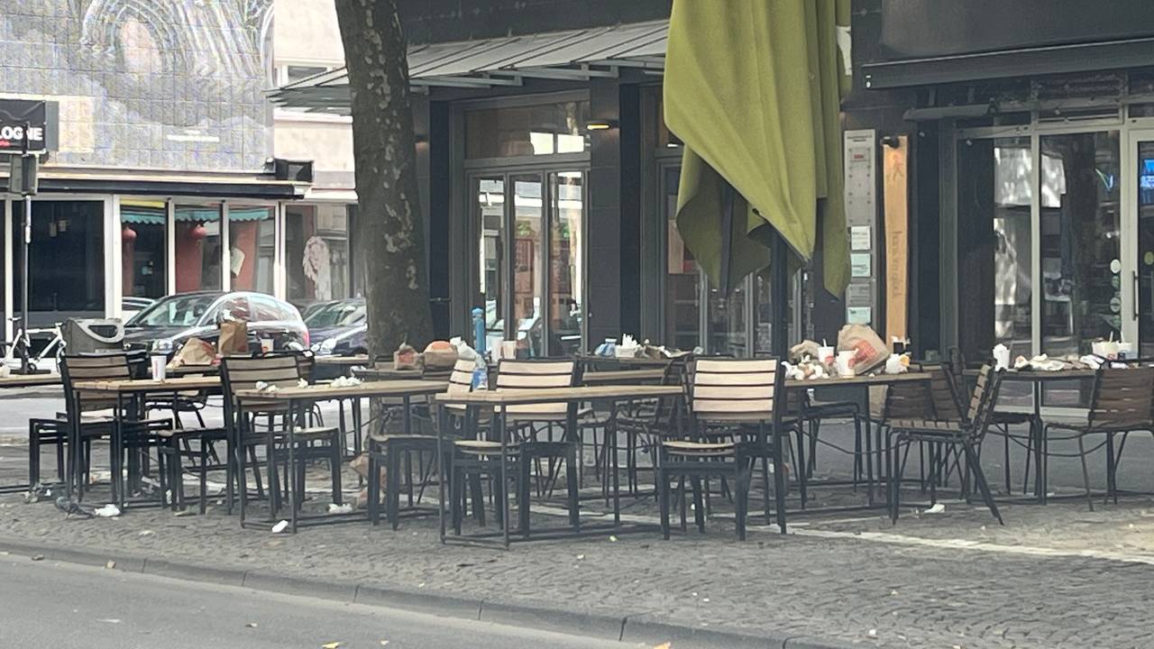 Der zugemüllte Burger King auf dem Hohenzollernring