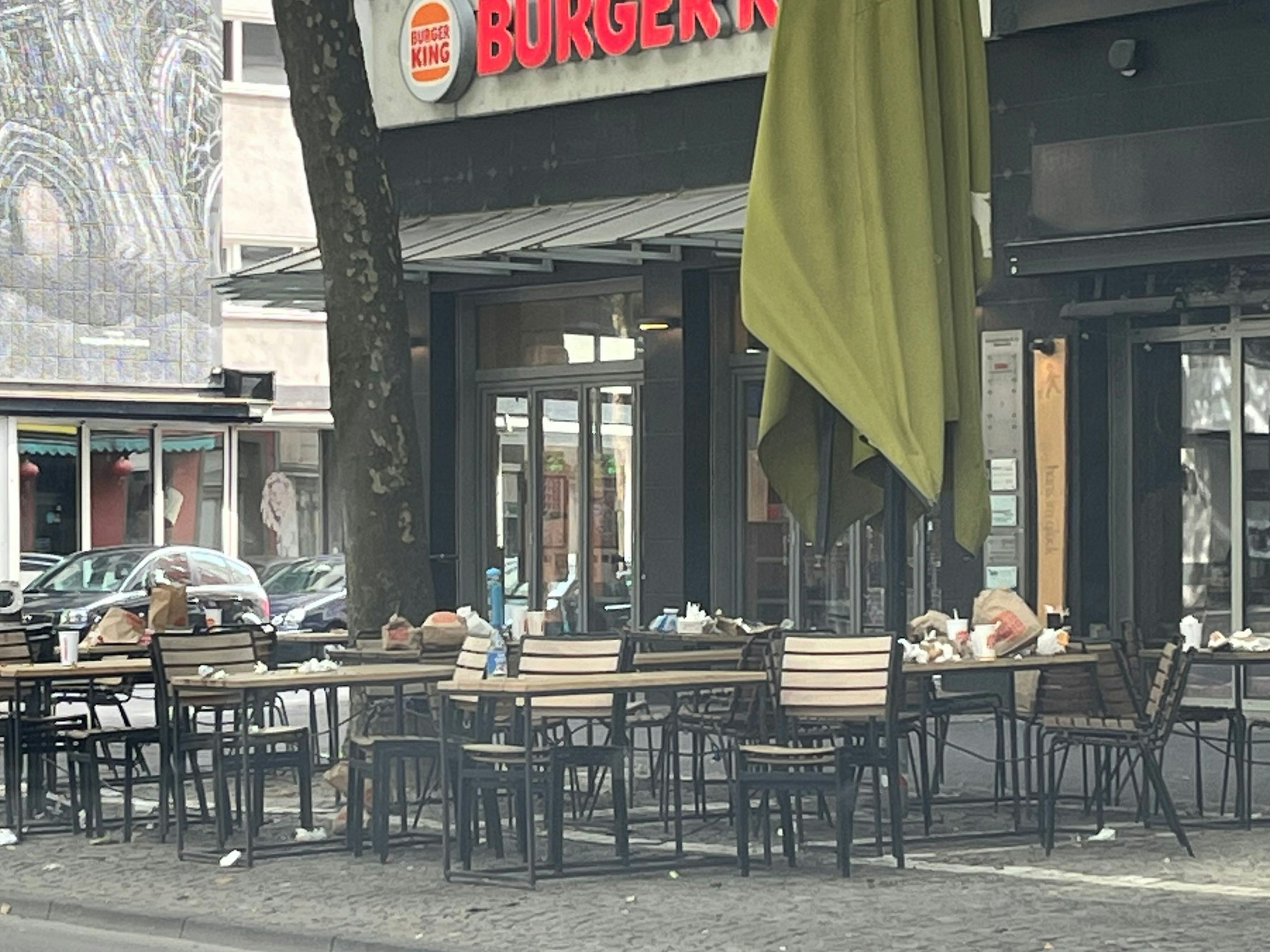 Der zugemüllte Burger King auf dem Hohenzollernring