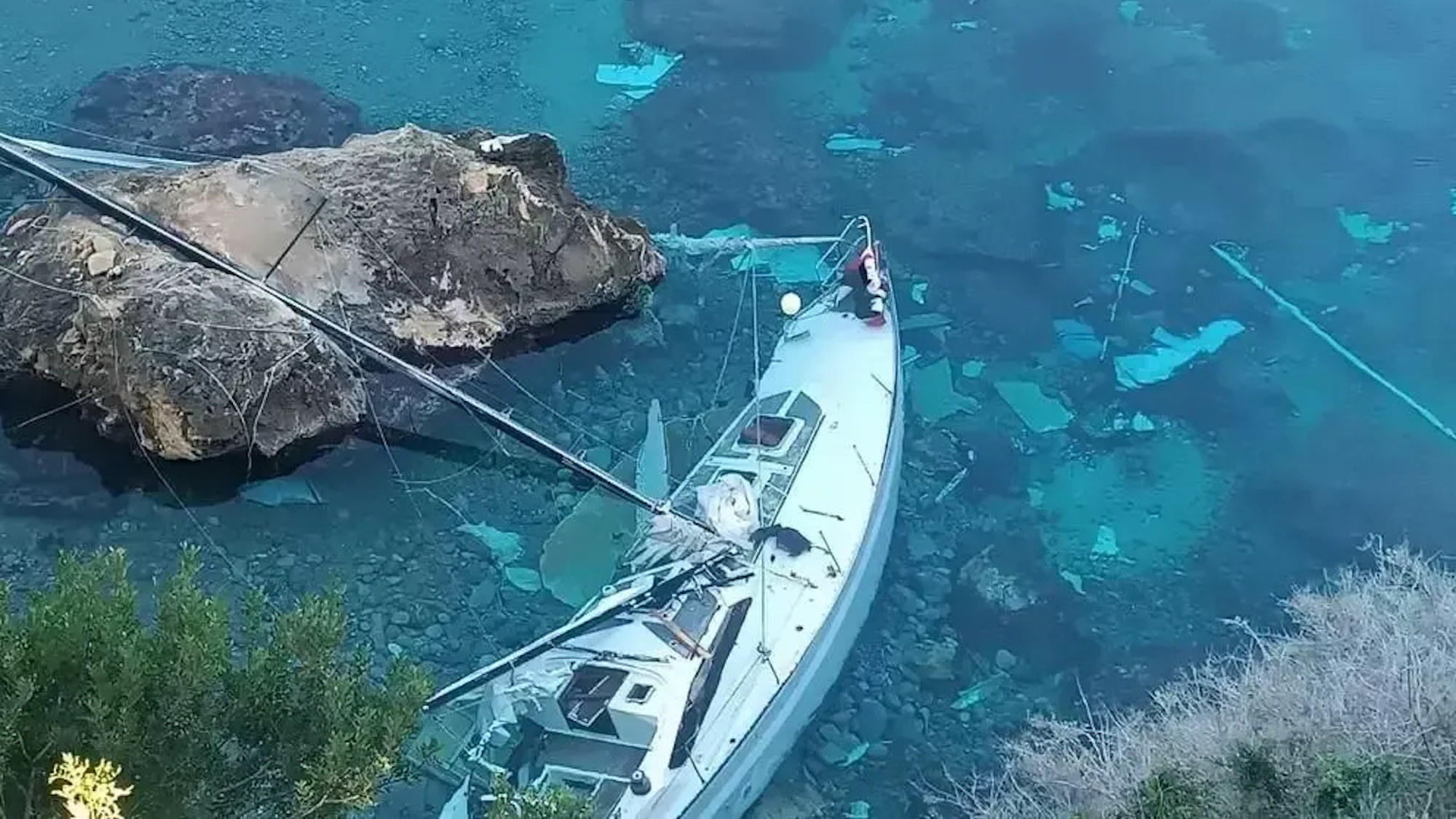 Ein Segelschiff auf Mallorca zerfällt jetzt, nachdem es Dezember 2024 auf Grund lief.