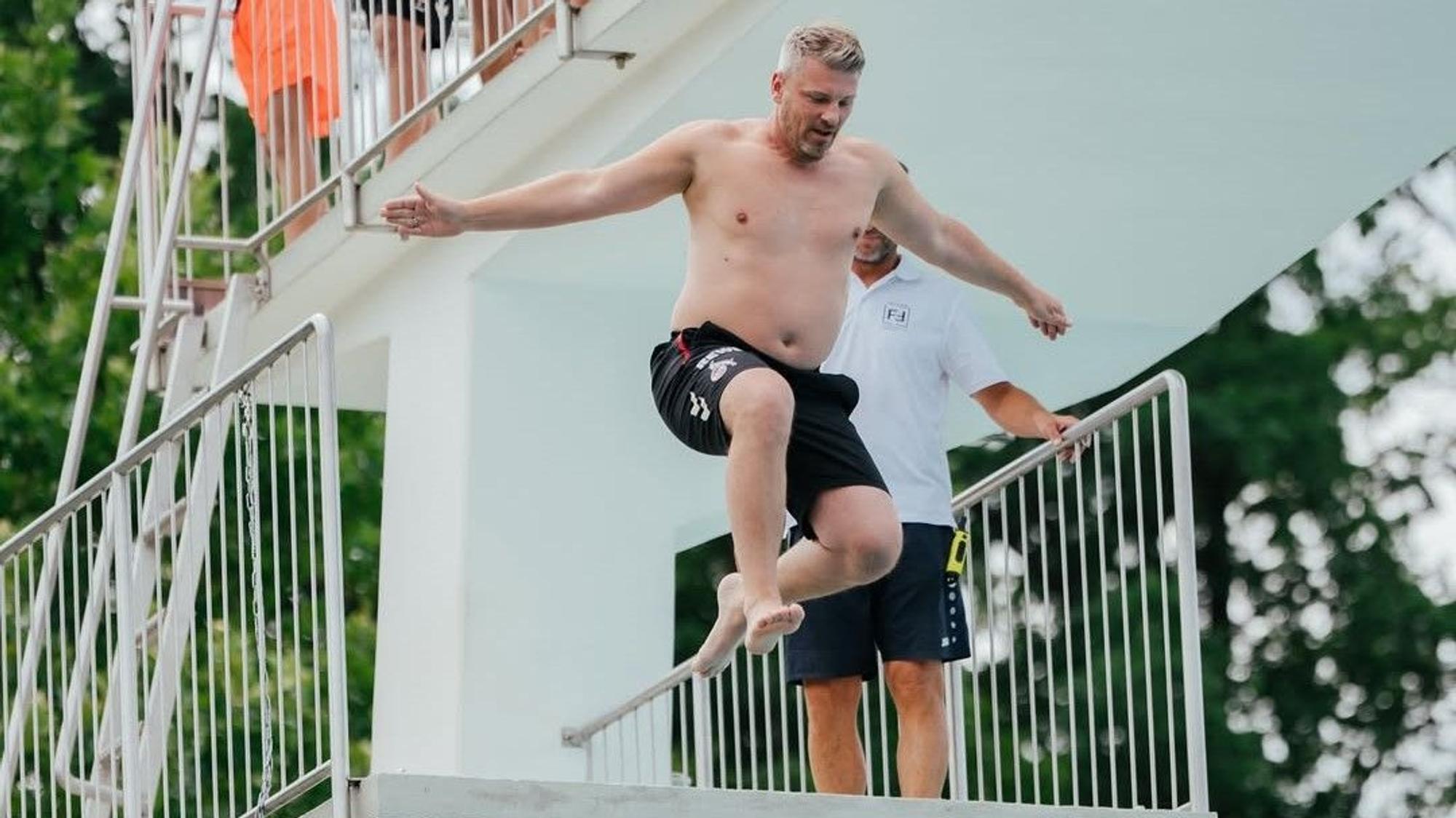 Lukas Kwasniok springt vom Sprungturm im Freibad.