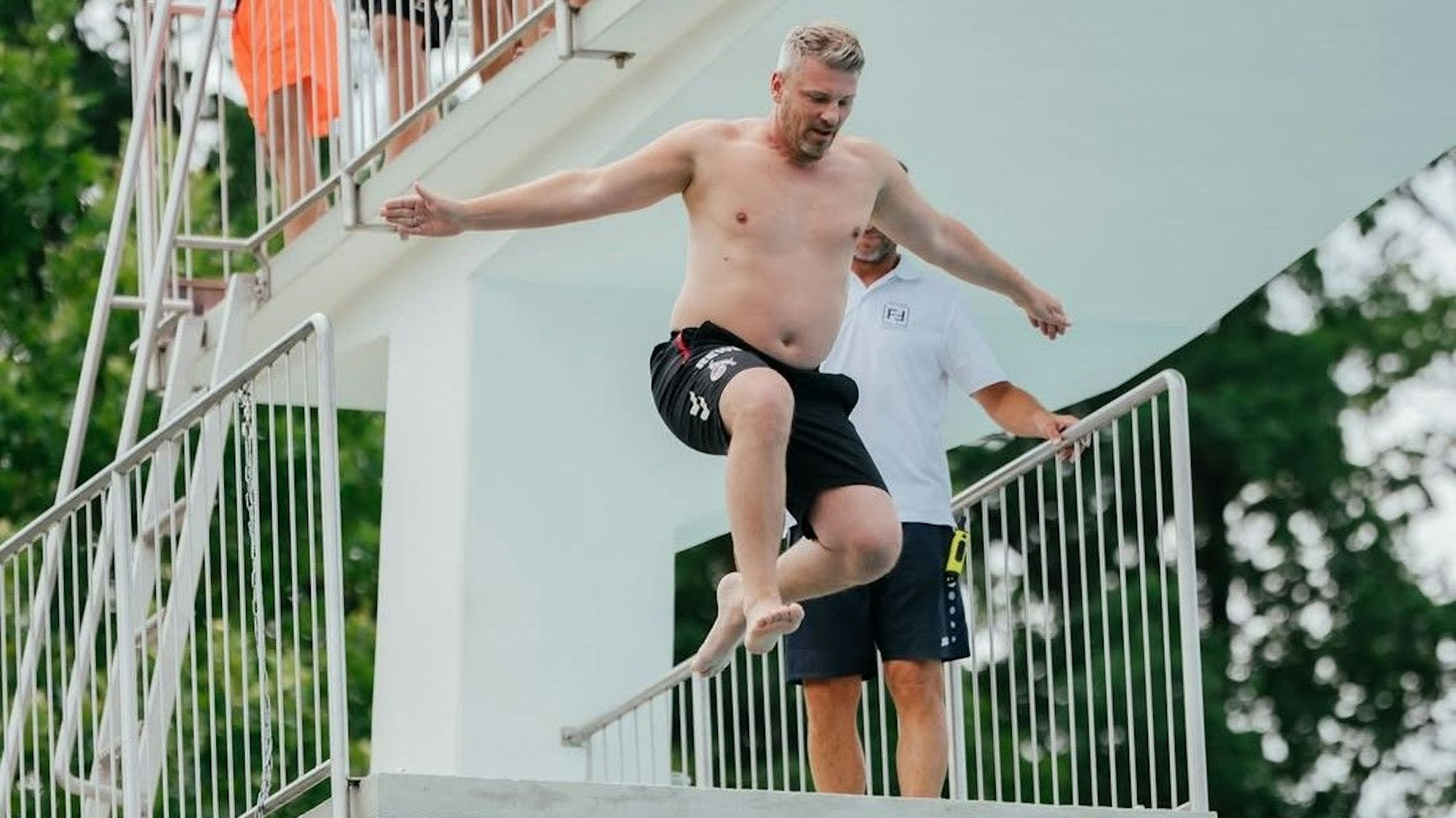 Lukas Kwasniok springt vom Sprungturm im Freibad.