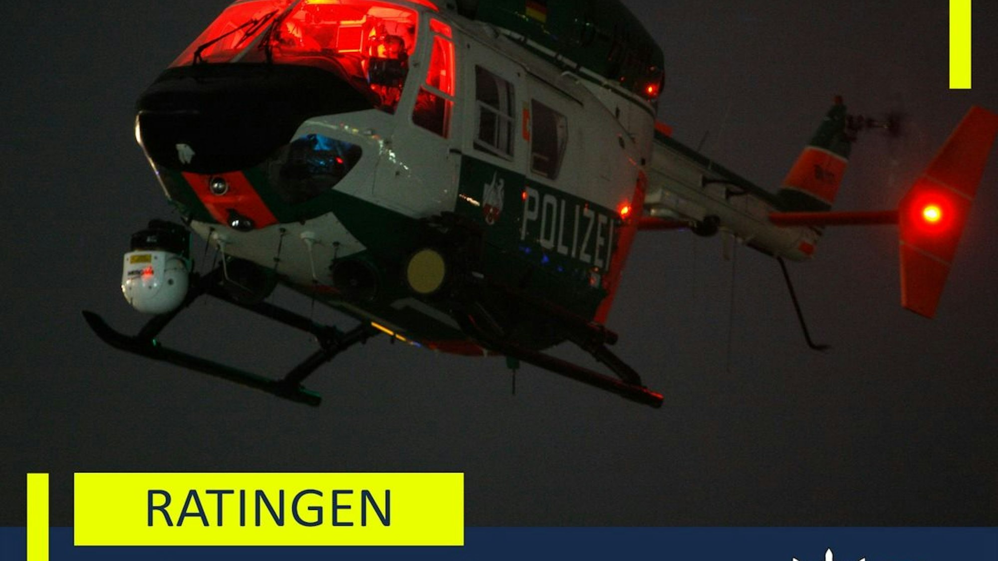 Ein Helikopter der Polizei fliegt am Nachthimmel.