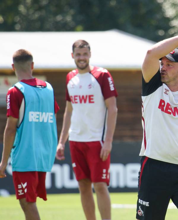 Lukas Kwasniok gibt im Training des 1. FC Köln Anweisungen.