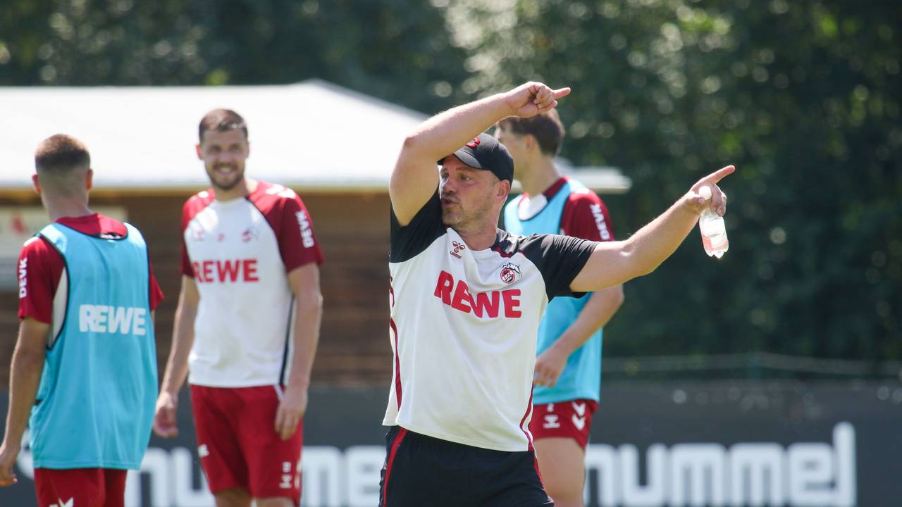 Lukas Kwasniok gibt im Training des 1. FC Köln Anweisungen.