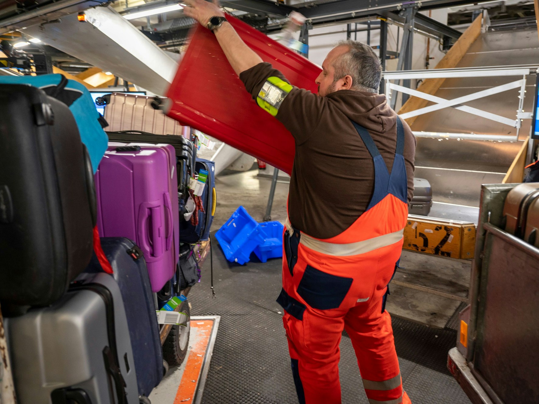 Nicht immer kommen Passagier und Gepäck gleichzeitig am Zielflughafen an – ein Albtraum für Reisende.