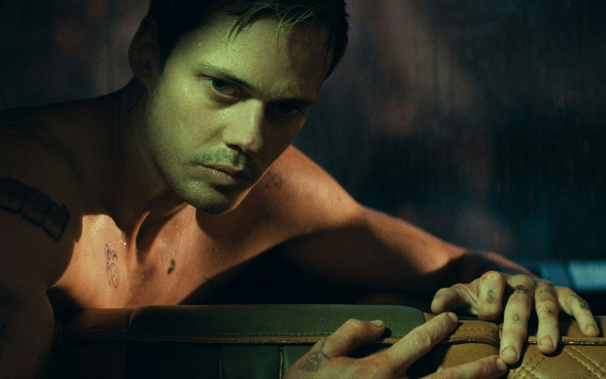 Eddie (Bill Skarsgård) wollte ein Auto stehlen, doch der Besitzer kennt keine Gnade. (Bild: Leonine)