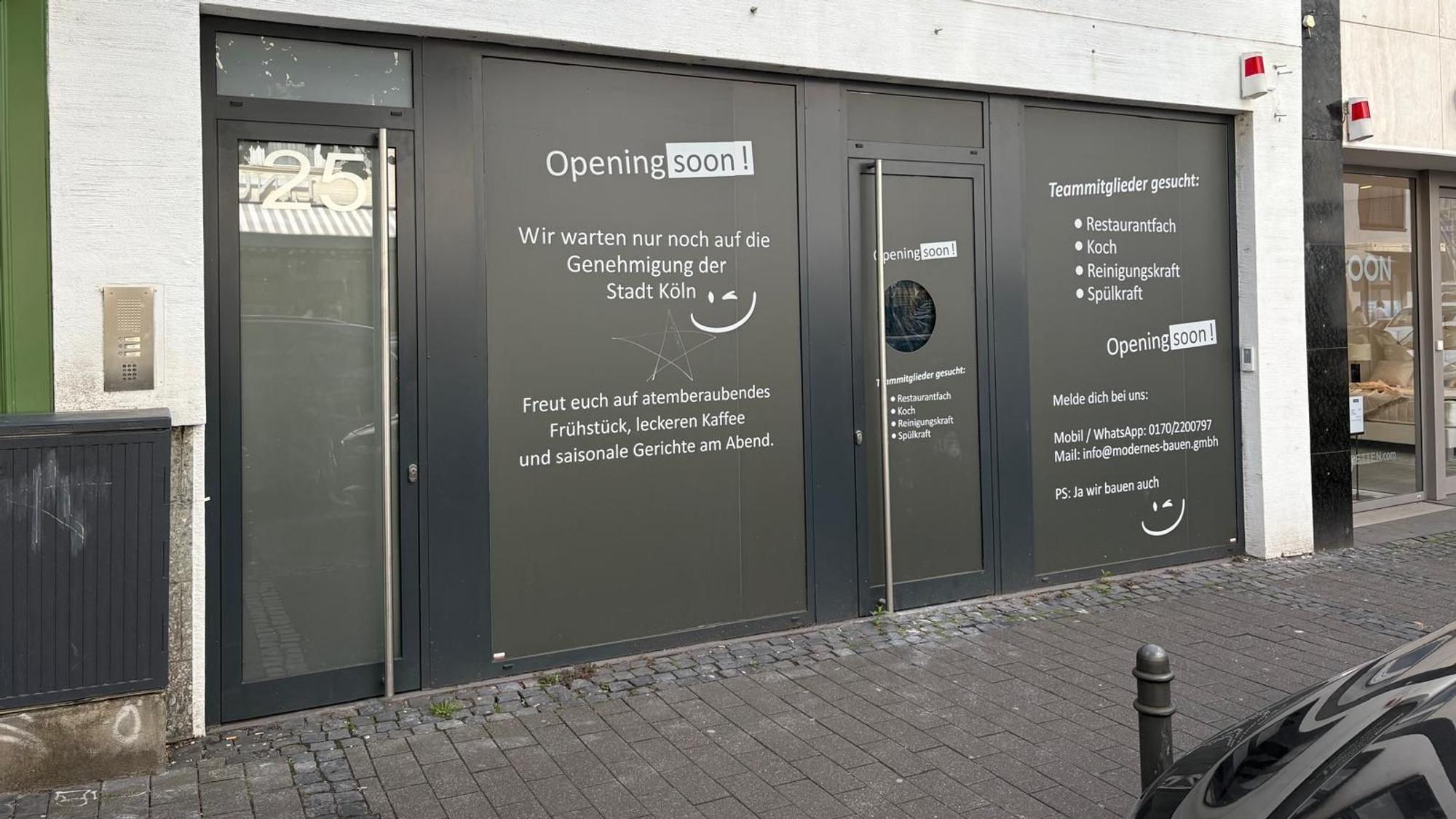 Ein neues Restaurant soll auf der Mittelstraße entstehen. Aktuell sind die Scheiben noch verklebt.