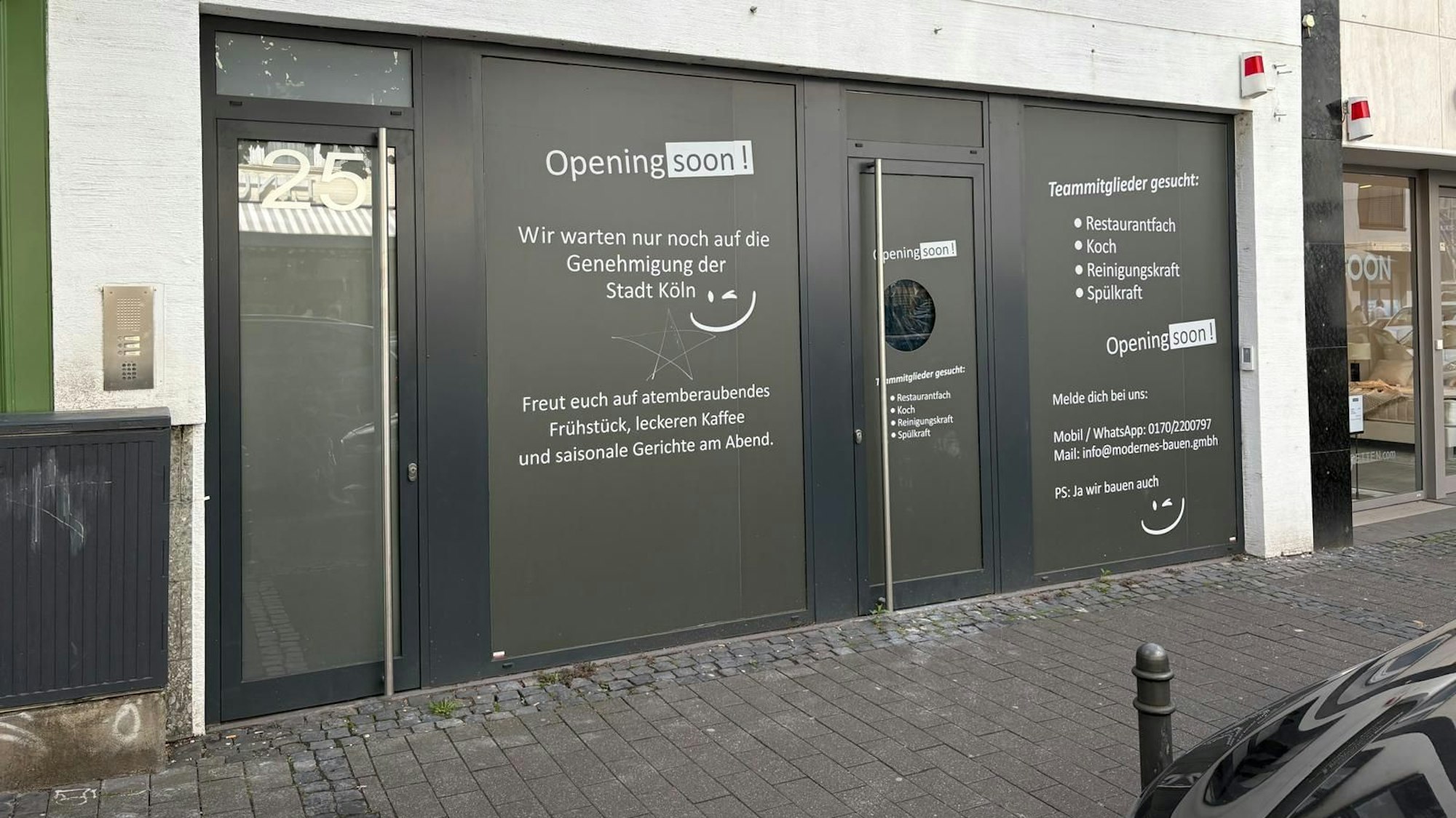 Ein neues Restaurant soll auf der Mittelstraße entstehen. Aktuell sind die Scheiben noch verklebt.