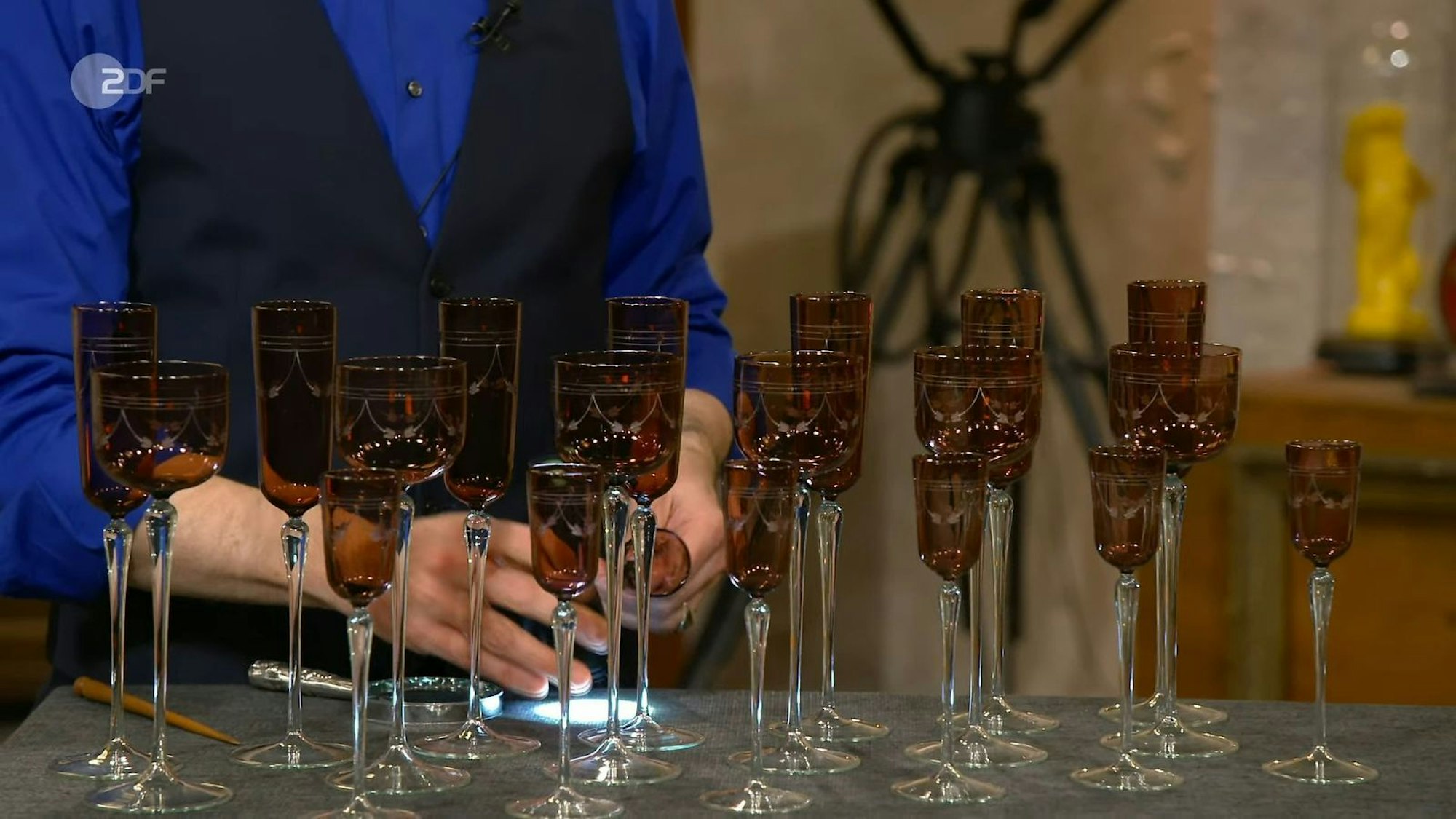 Das 20-teilige Glas-Service aus den 1930er- bis 50er-Jahren bewertete der Experte mit 500 bis 550 Euro. Markus Wildhagen kaufte die Gläser für 300 Euro.
(Bild: ZDF)