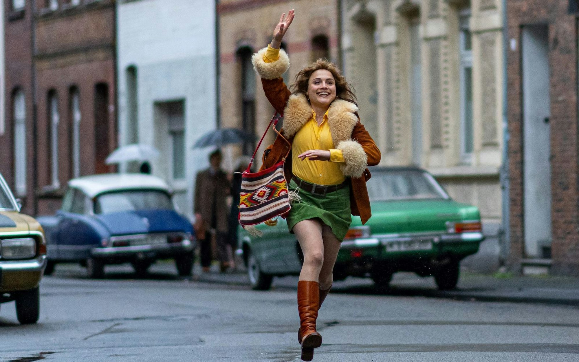 Ziemlich unter Stress, aber trotzdem mit einem breiten Lächeln im Gesicht - das Bild sagt schon viel aus über Vera Brandes (Mala Emde). (Bild: Wolfgang Ennebach/Alamode Film)