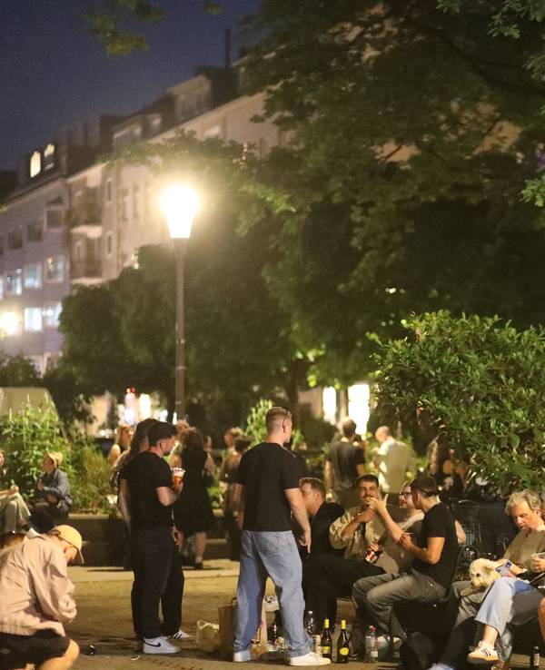 Feiernde Menschen am Brüsseler Platz in Köln (Archivfoto)