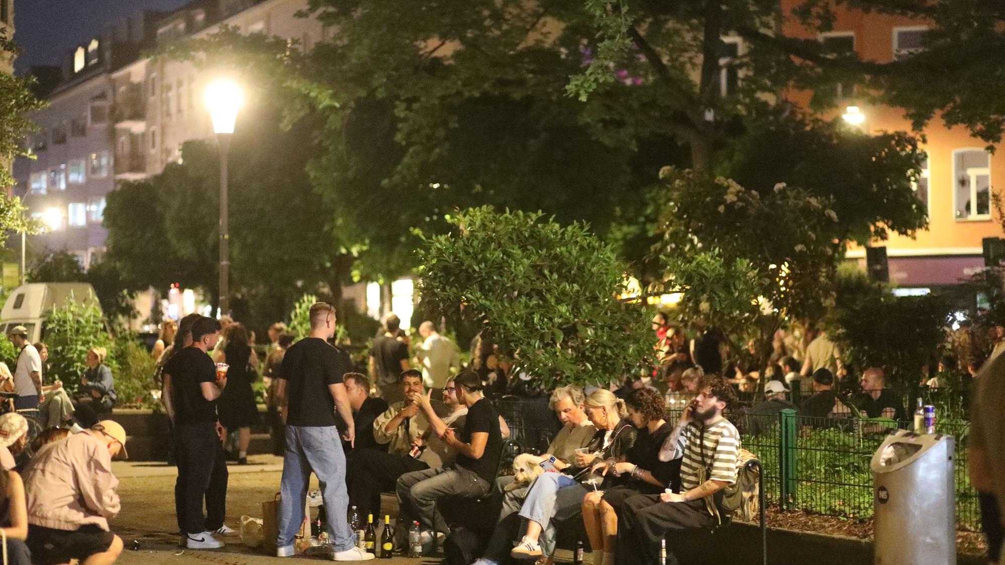 Feiernde Menschen am Brüsseler Platz in Köln (Archivfoto)
