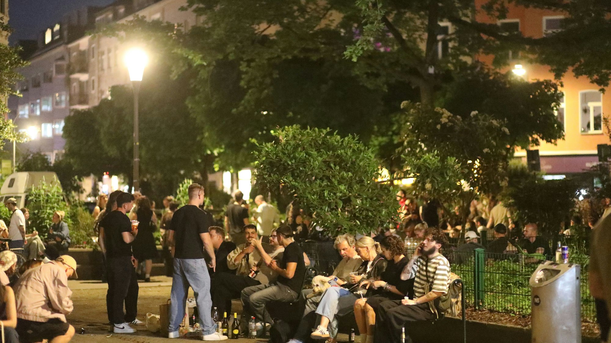 Feiernde Menschen am Brüsseler Platz in Köln (Archivfoto)