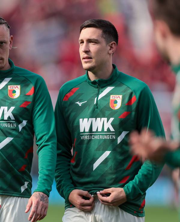 Keven Schlottebeck und Marius Wolf wärmen sich auf.