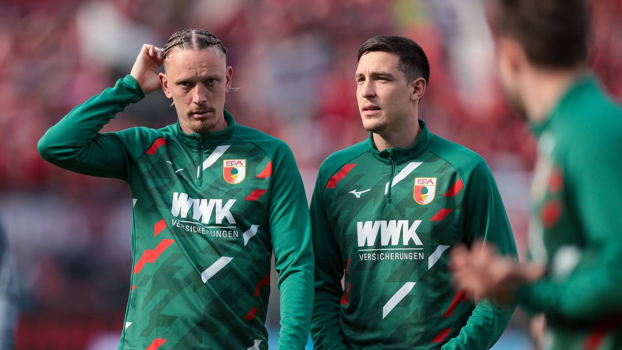 Keven Schlottebeck und Marius Wolf wärmen sich auf.