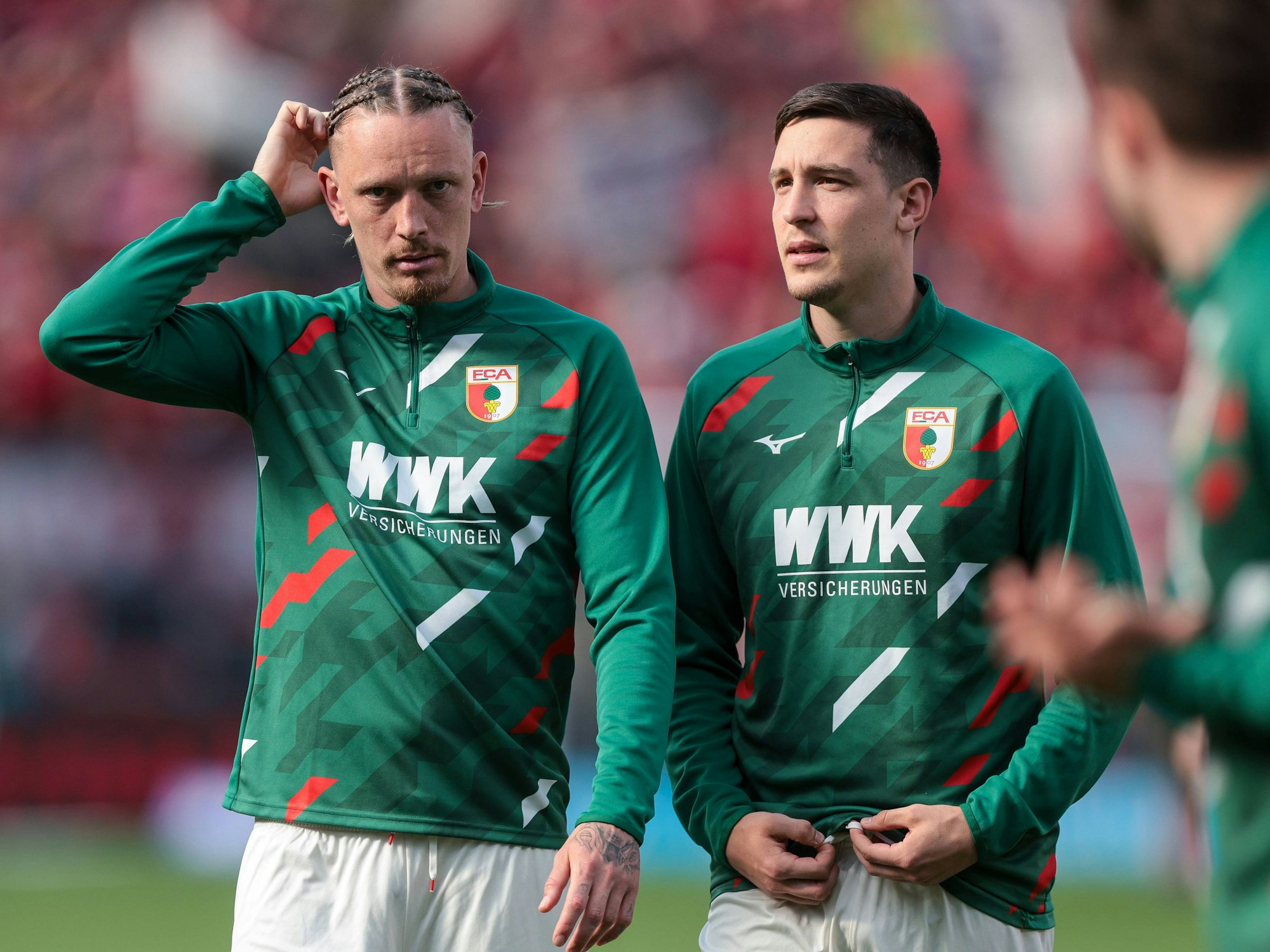 Keven Schlottebeck und Marius Wolf wärmen sich auf.