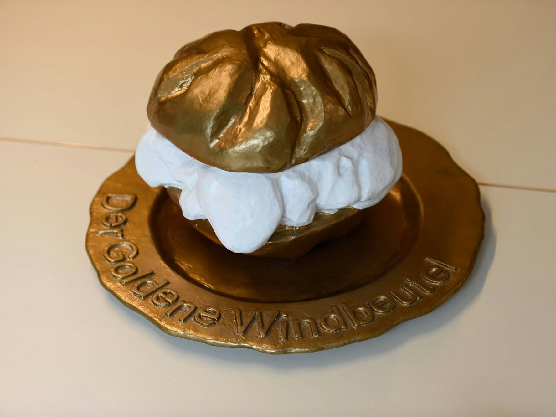 Seit 2009 soll der „Goldene Windbeutel“ als Negativpreis auf Verbrauchertäuschung im Lebensmittelbereich hinweisen.