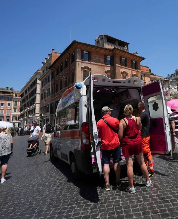 Sanitäter versorgen während einer Hitzewelle Touristen, Touristinnen sowie Einwohnerinnen und Einwohner mit einem Krankenwagen neben der historischen Spanischen Treppe in der italienischen Hauptstadt Rom.