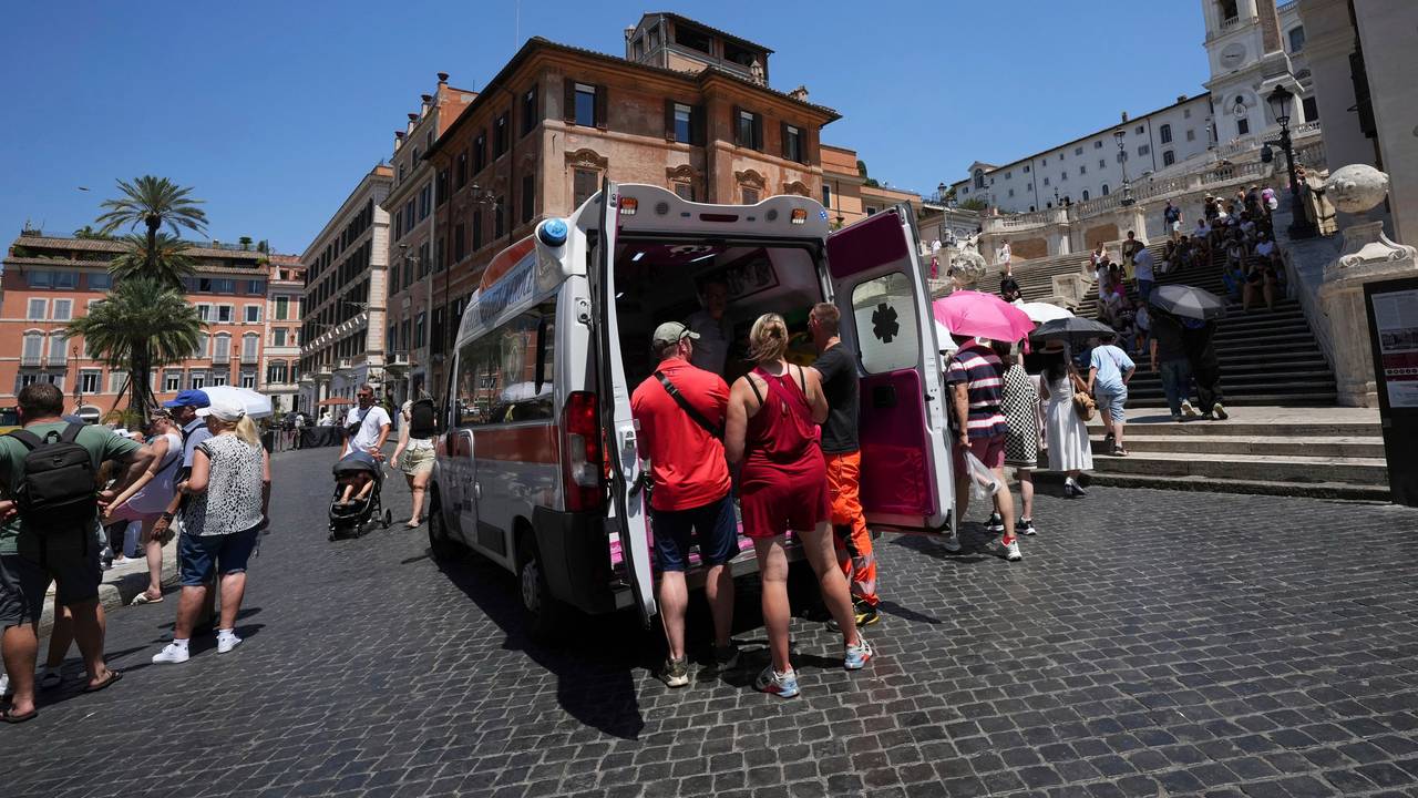 Sanitäter versorgen während einer Hitzewelle Touristen, Touristinnen sowie Einwohnerinnen und Einwohner mit einem Krankenwagen neben der historischen Spanischen Treppe in der italienischen Hauptstadt Rom.
