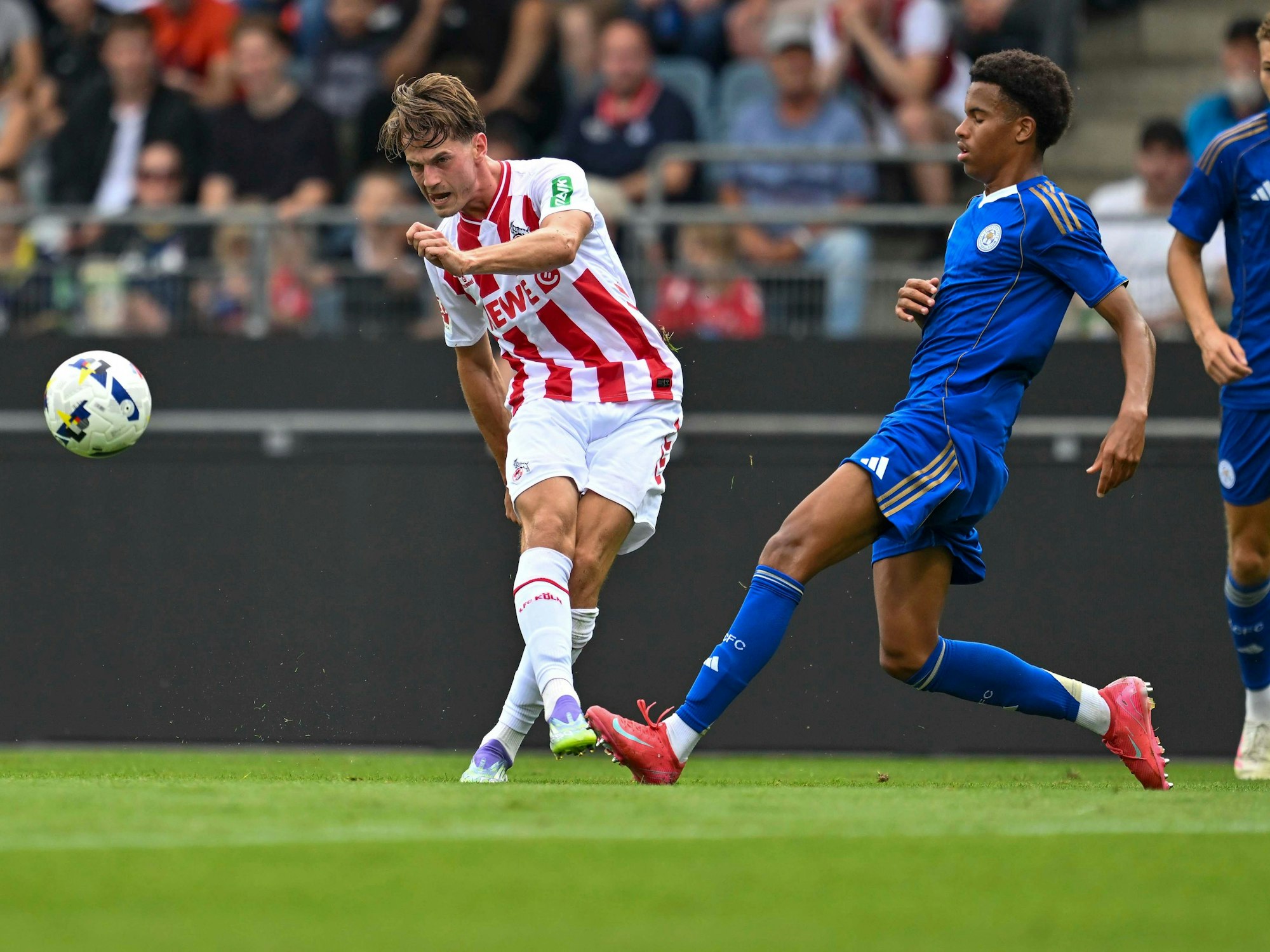 Jakub Kaminski bei einem Schuss.