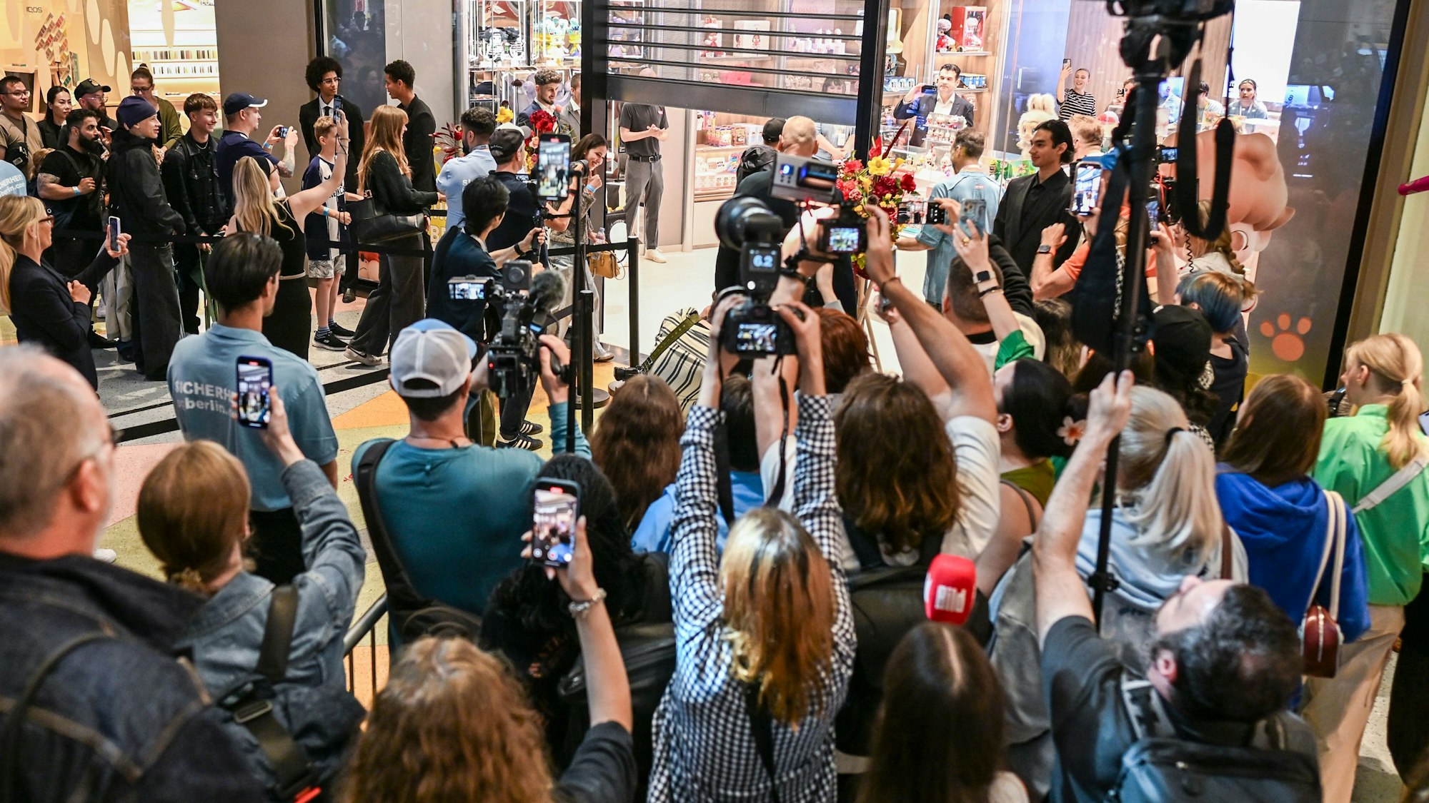 Großer Andrang herrscht bei der Eröffnung im ersten Labubu-Store Deutschlands im Alexa Einkaufscenter in Berlin.