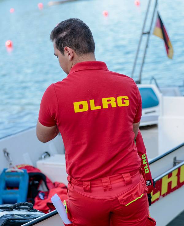 Das Symbolfoto zeigt einen Mitarbeiter der DLRG (Deutsche Lebens-Rettungs-Gesellschaft) bei einer Übung am Fühlinger See.
