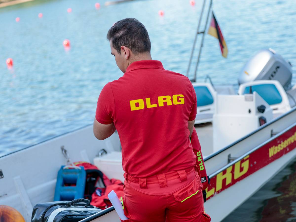 Das Symbolfoto zeigt einen Mitarbeiter der DLRG (Deutsche Lebens-Rettungs-Gesellschaft) bei einer Übung am Fühlinger See.