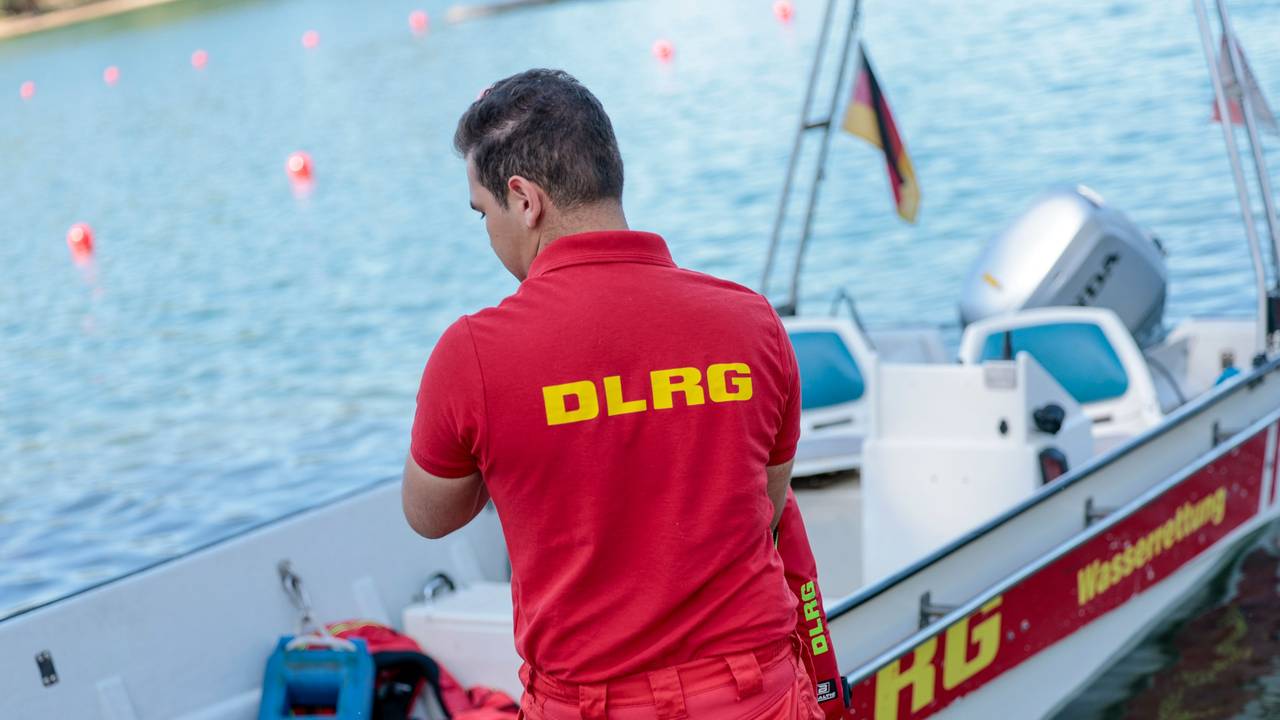 Das Symbolfoto zeigt einen Mitarbeiter der DLRG (Deutsche Lebens-Rettungs-Gesellschaft) bei einer Übung am Fühlinger See.