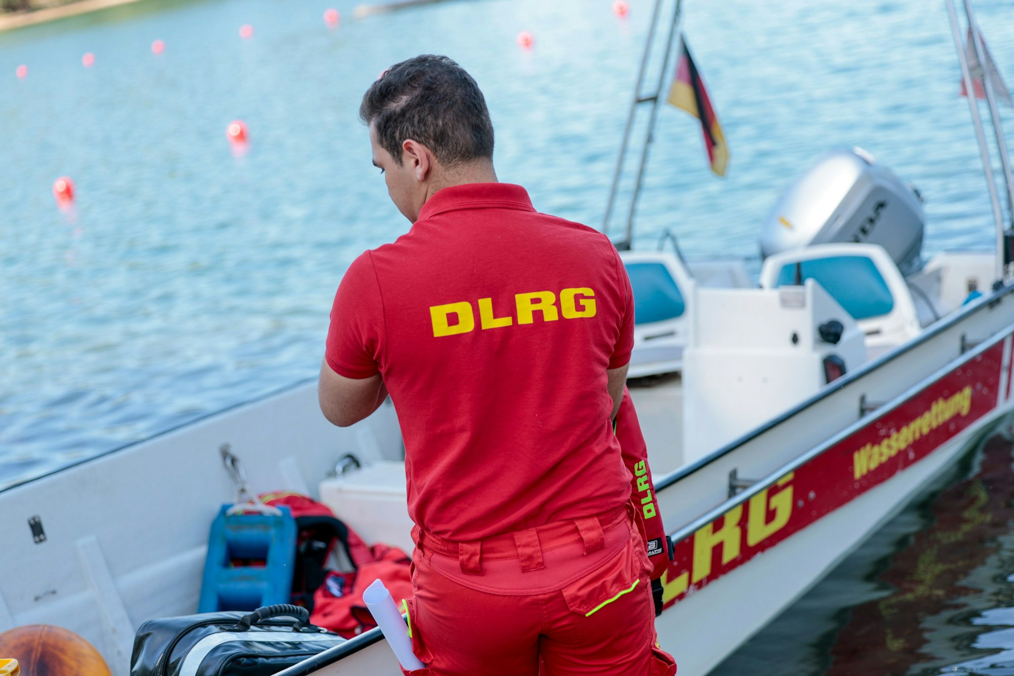Einsatzkräfte der Berufsfeuerwehr Köln, der DLRG (Deutsche Lebens-Rettungs-Gesellschaft) und von den Rettungstauchern (Wasserrettung) bei einer Übung am Fühlinger See.
