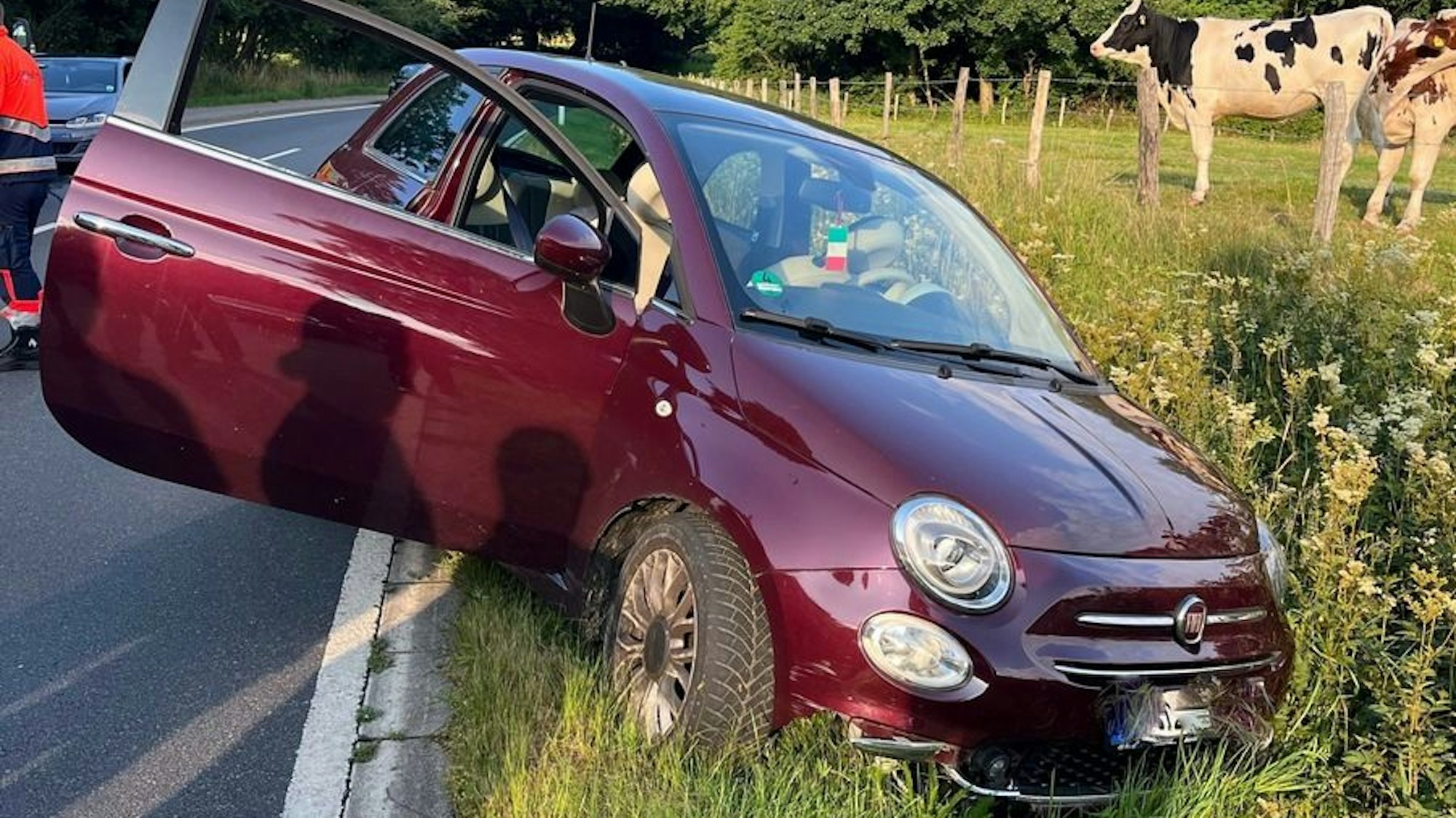 Ein 33-jähriger Autofahrer aus Aachen ist am frühen Donnerstagabend (24.07.2025) durch überhöhte Geschwindigkeit und riskante Fahrweise aufgefallen. Er verursachte dabei mehrere Unfälle und landete schließlich im Graben. Die Polizei hat die Ermittlungen aufgenommen.